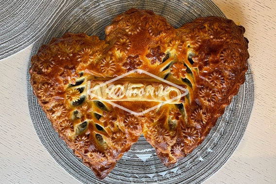 Пирог «Двойное сердце» с надписью «Люблю» с клюквой
